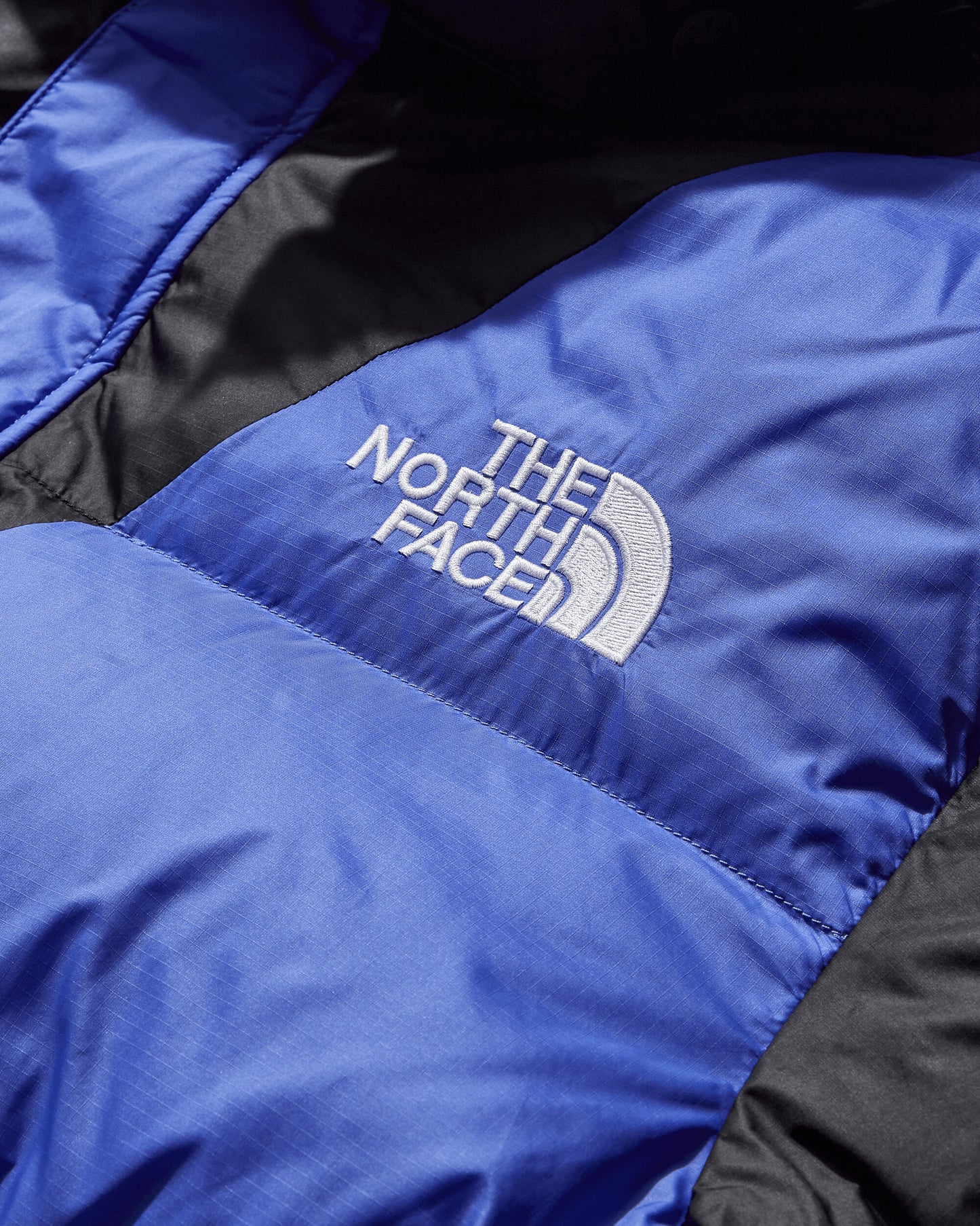 The North Face M Tnf X Yinka Ilori Down Puffer Jacket Tnf Black/Solar Blue Coats and Jackets Down Jackets NF0A89GD TMI